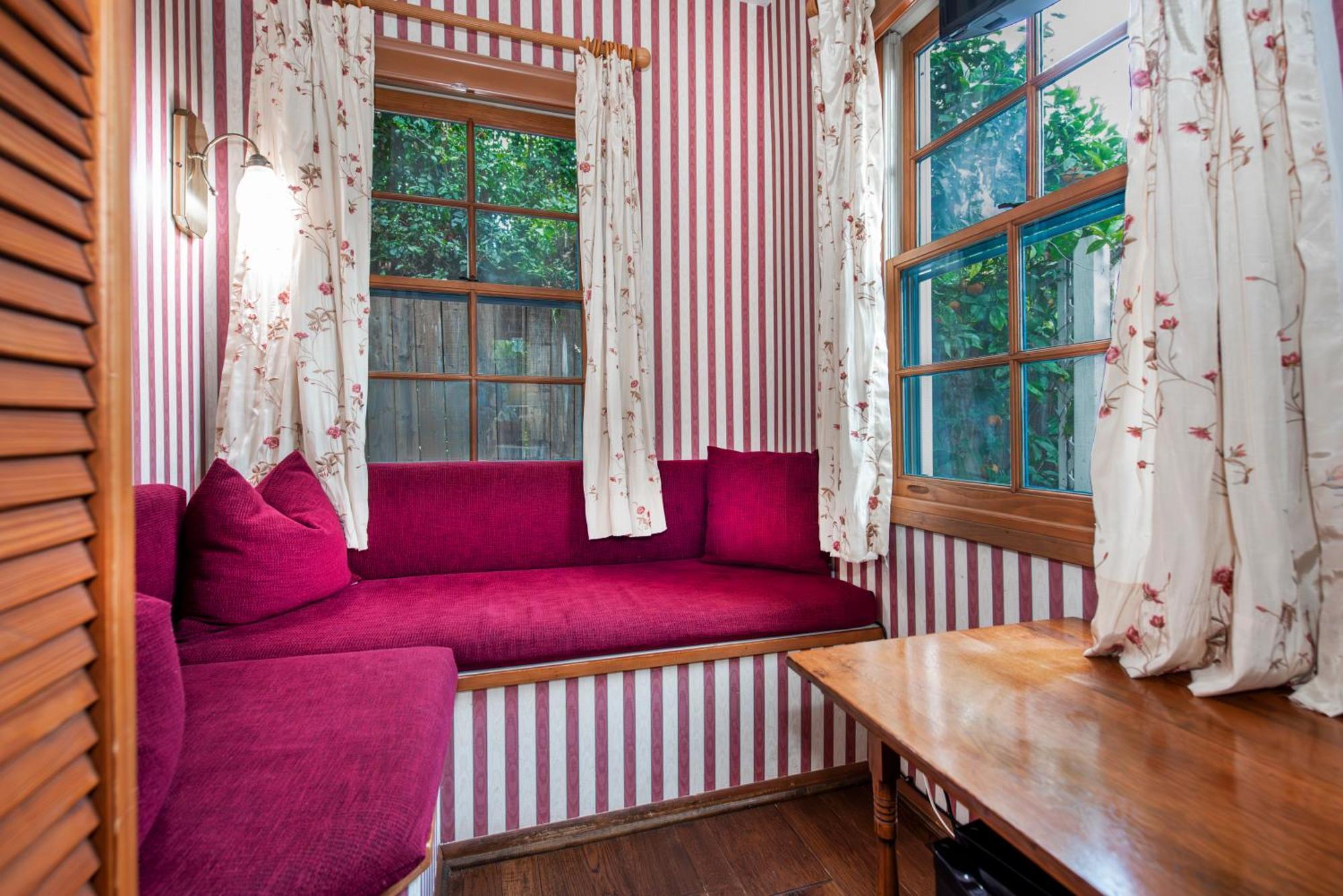 Frühstückspension Bath Street 4*